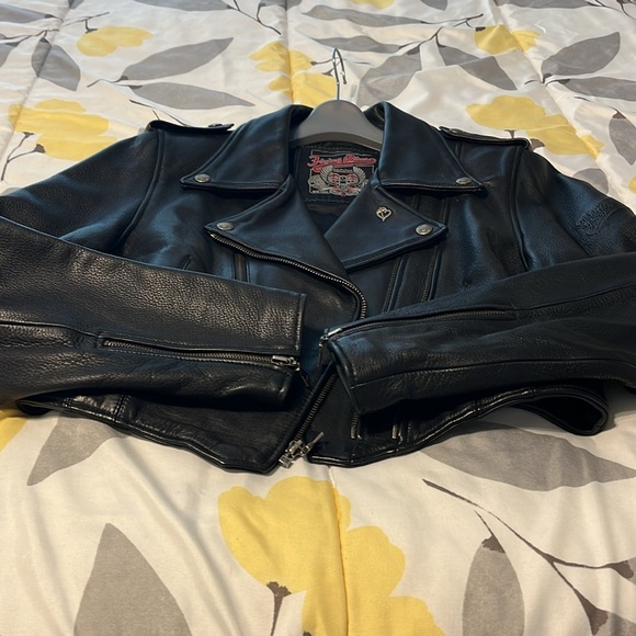 Cropped leather jacket with zipper sleeves. - Picture 7 of 10